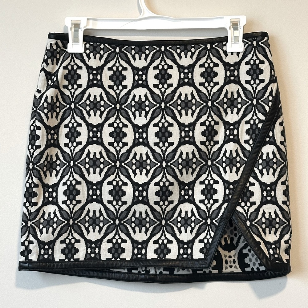NWT Express Mini Skirt Size 6 Black Geometric Pattern